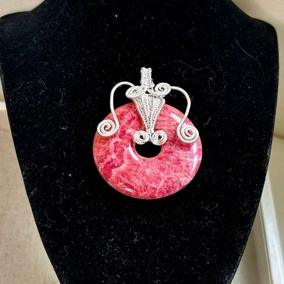 Wire wrapped pink gemstone pendant with silver wire accents - Picture 1 of 5